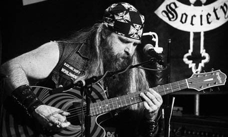 Zakk Wylde Shoots on 25th Anniversary of “No Rest For The Wicked”, Signature Coffee, “Unblackened”, Brett Favre and The NFL and More!!